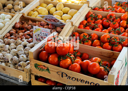 Obst und Vegatable Stall auf einem Markt, St. Tropez, Var, Provence, Cote d ' Azur, Frankreich, Europa Stockfoto