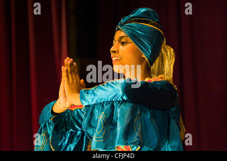 Durchführung der Mayura Vannama Pfau Tanz in einem touristischen Mädchen zeigen in Kandy Arts Association Hall, Kandy, Sri Lanka, Asien Stockfoto