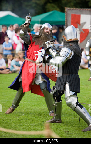 Zwei mittelalterliche Ritter in historischen Kostümen kämpfen in Shrivenham fete Stockfoto