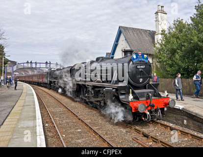 Die Great Britain IV Doppel-Header Dampfzug mit Schwarz fünf Motoren 45407 und 44871 kommen in Helmsdale Nord-Schottland Stockfoto