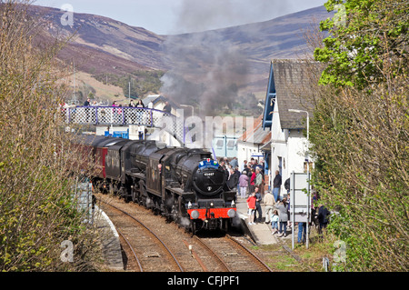 Der Great Britain IV doppelte-Header Dampfzug mit Schwarz fünf Motoren 45407 und 44871 in Helmsdale Bahnhof Schottland Stockfoto