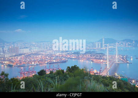 Blick auf Stonecutters Bridge und West Kowloon von Tsing Yi bei Dämmerung, Hong Kong, China, Asien Stockfoto