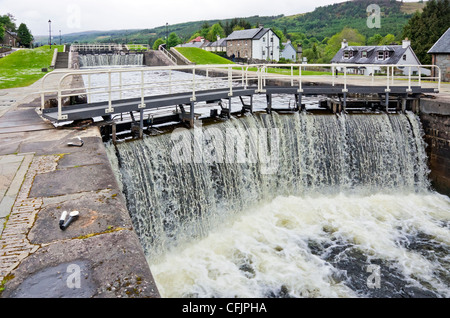 Überschüssiges Wasser wird durch die Schleusen an der Caledonian Canal in Fort Augustus in Richtung Loch Ness in Schottland hetzen. Stockfoto