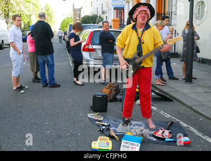 Portobello Road in London. Diese Straße ist die Bühne der aufstrebenden Musiker. Stockfoto