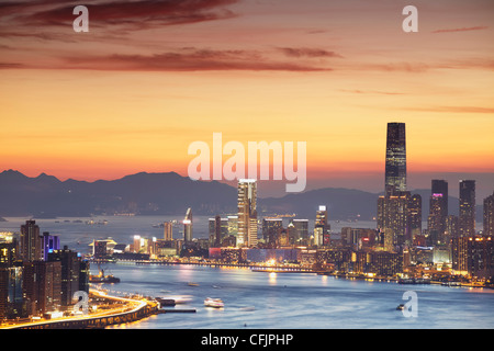 Tsim Sha Tsui Skyline bei Sonnenuntergang, Hong Kong, China, Asien Stockfoto