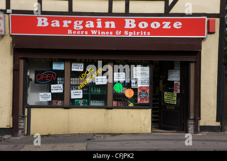 Schnäppchen-Schnaps-Shop Verkauf von Wein, Bier, Spirituosen und andere Formen von Alkohol in Swindon, Wiltshire Stockfoto