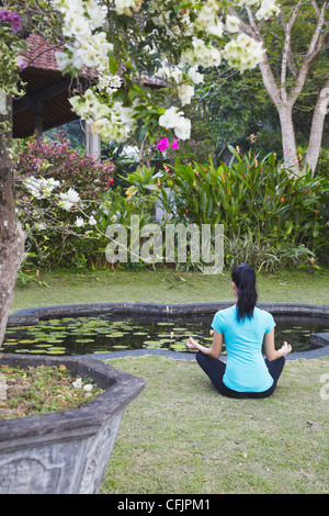 Frau praktizieren Yoga im Taman Tirta Gangga (Wasserpalast), Tirta Gangga, Bali, Indonesien, Südostasien, Asien Stockfoto