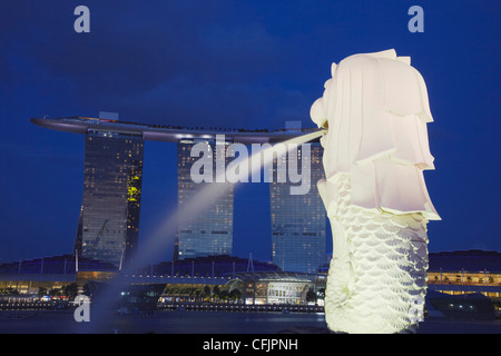 Der Merlion Statue und Marina Bay Sands Hotel in der Abenddämmerung, Singapur, Südostasien, Asien Stockfoto