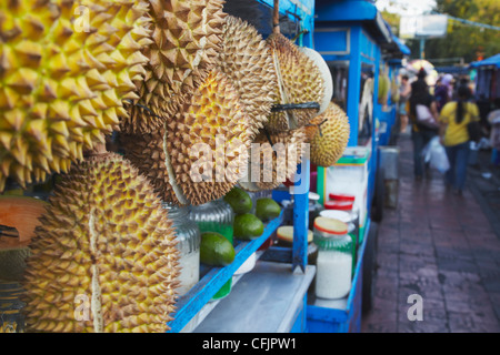 Durian Frucht essen hängen stall, Yogyakarta, Java, Indonesien, Südostasien, Asien Stockfoto