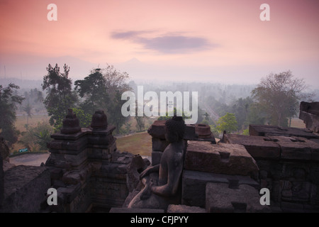 Borobudur Tempel bei Sonnenaufgang, UNESCO-Weltkulturerbe, Java, Indonesien, Südostasien, Asien Stockfoto