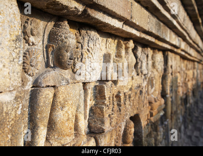 Relief-Schnitzereien am Borobudur-Tempel, UNESCO-Weltkulturerbe, Java, Indonesien, Südostasien, Asien Stockfoto