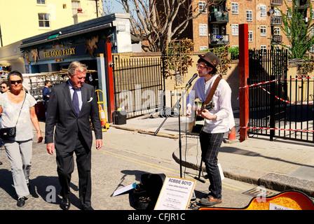 Portobello Road in London. Diese Straße ist die Bühne der aufstrebenden Musiker. Stockfoto