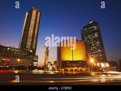 Willkommen-Denkmal und Grand Hyatt Hotel in der Abenddämmerung, Jakarta, Java, Indonesien, Südostasien, Asien Stockfoto