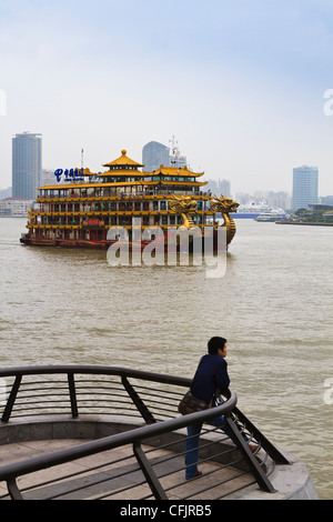 Touristenboot Vergnügen auf dem Huangpu-Fluss, Shanghai, China, Asien Stockfoto