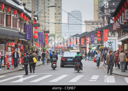 Fußgänger und Verkehr auf Shanghai Old Street, Überbleibsel einer vergangenen Epoche Fuxing, Shanghai, China, Asien Stockfoto
