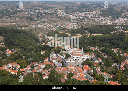 Sintra National Palace (Palacio Nacional) dominiert das Zentrum der Stadt in Sintra, Stadtteil von Lissabon, Portugal, Europa Stockfoto