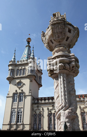 Gotische Turm und heraldische Spalte im Rathaus (Camara Municipal) in Sintra, Stadtteil von Lissabon, Portugal, Europa Stockfoto