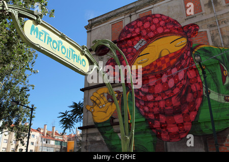 Das Art Nouveau Metropolitano Schild am Picoas und Gemeo der Fassade, Teil des Crono urban Art projects, Lissabon, Portugal, Europa Stockfoto