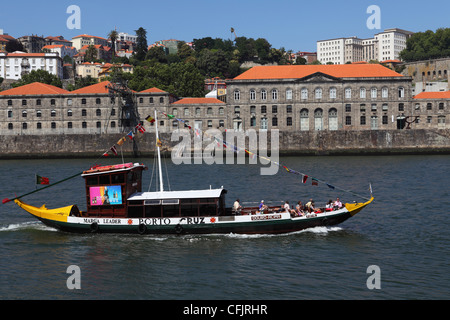 Eine hölzerne Barcos Rabelos Boot, einst liefern Weinfässer, Kreuzfahrten auf dem Douro bei Porto, Douro, Portugal, Europa Stockfoto