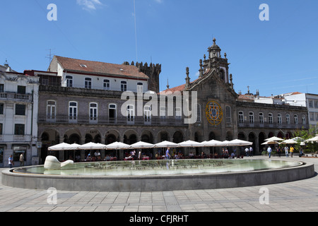 Cafés stehen vor La Arcade und Igreja da Lapa Kirche auf der Praca da Republica, Braga, Minho, Portugal, Europa Stockfoto