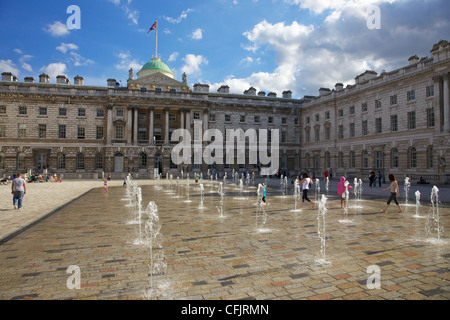 Kinder spielen im Sommersonne, Edmond J. Safra Fountain Court, Somerset House, London, England, Vereinigtes Königreich, Europa Stockfoto