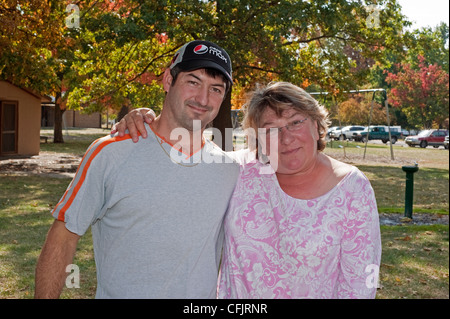 Mutter und Sohn entspannend in einem Stadtpark an einem sonnigen Herbsttag. Stockfoto