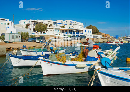 Karavostasis Dorf und Principal Port, Folegandros, Cyclades Inseln, griechische Inseln, Ägäis, Griechenland, Europa Stockfoto