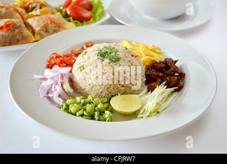 Gekochten Reis mit Garnelen Paste Sauce und frischem Gemüse, Thai-Food auf Tisch gemischt Stockfoto