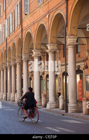 Arkadenbögen und Radfahrer, Modena, Emilia Romagna, Italien, Europa Stockfoto
