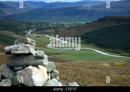 Blick von Glen Lui und der Fluss Lui in Richtung Braemar ein Cairn an den Hängen des Meall ein Lundain in den Grampians Stockfoto