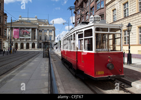 Straßenbahn und Opera House, Old Town, Breslau, Schlesien, Polen, Europa Stockfoto