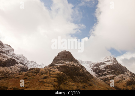 Neuschnee auf Bidean Nam Bianin Glen Coe, es ist der höchste Gipfel im Argyl, Scotland, UK. Stockfoto