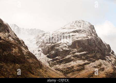 Neuschnee auf Bidean Nam Bian, der höchste Gipfel im Argyl, Glen Coe, Schottland, Vereinigtes Königreich. Stockfoto