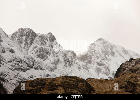 Neuschnee auf Bidean Nam Bian, der höchste Gipfel im Argyl, Glen Coe, Schottland, Vereinigtes Königreich. Stockfoto