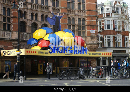 Plakate für Singin ' in the Rain im Palace Theatre, London Stockfoto