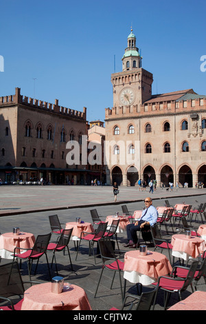 Palazzo D'Accursio (Palazzo Comunale) (Rathaus) und Café-Tischen, Piazza Maggiore, Bologna, Emilia Romagna, Italien, Europa Stockfoto