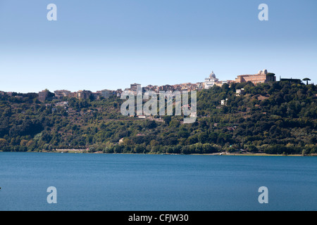 Panoramasicht auf See Albano, Castel Gandolfo und Sommerresidenz des Papstes Stockfoto