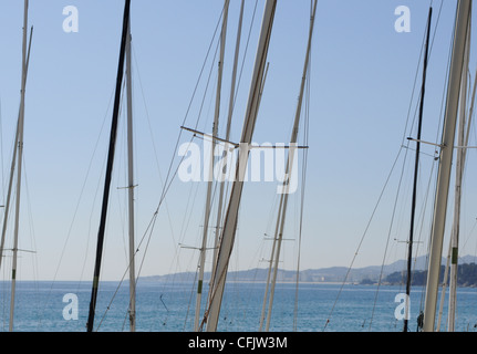 Die Masten der Segelboote in Palamos, Costa Brava Stockfoto