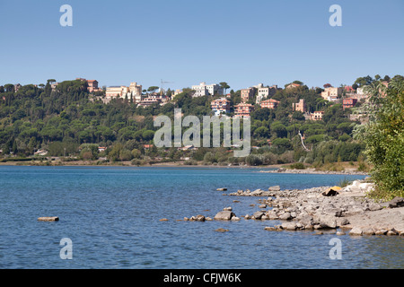 Panoramasicht auf See Albano und See Seite und Castel gandolfo Stockfoto