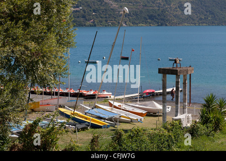 Eine konkrete Stativ-Installationen, die im Wasser für die Ruder-Wettbewerbe während Rom 1960 Olympische Spiel am Rande des Lago Albano in Burg Gandolfo erbaut wurde. Diese Anlagen sind jetzt trocken den See von 3,6 m und dem Ufer stieg um 60-80 m abgenommen haben Stockfoto