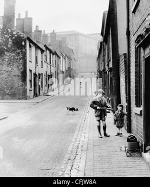 Reihenhäuser in Campbell Street Dudley West Midlands 1954 Kinder spielen auf der Straße. Stockfoto