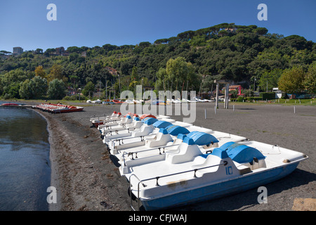 Tretboot aus Wasser am leeren menschenleeren Strand am Lago Albano Stockfoto