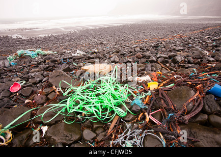 Kunststoff Schutt angeschwemmt in Talisker Bay auf der Insel Skye, Schottland, UK. Stockfoto