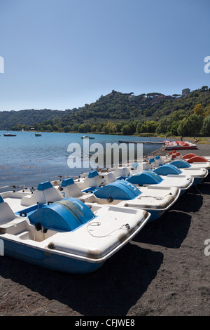 Tretboot aus Wasser am leeren menschenleeren Strand am Lago Albano Stockfoto