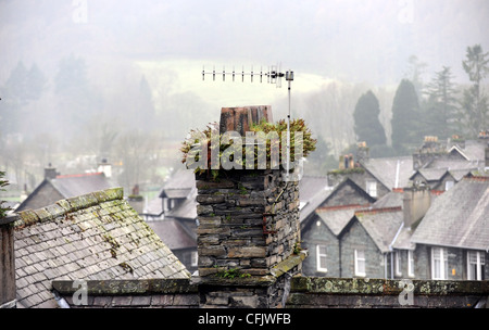 Moos bedeckt Schieferdach Schornsteine in Ambleside in The Lake District Cumbria UK Stockfoto