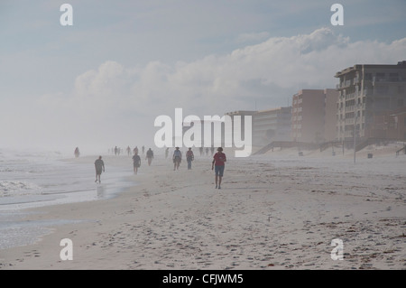 Strandwanderer aus dem Nebel auf Okaloosa Island. Stockfoto