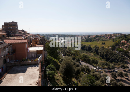 Blick auf das Tal und Ariccia von der Brücke Stockfoto