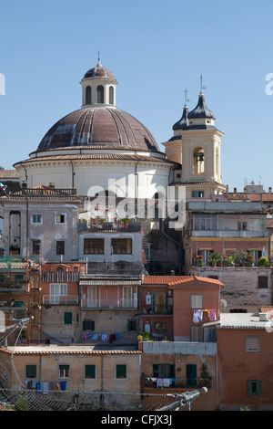 Die Stadt von Ariccia und Santa Maria Assunta in Cielo Kirchenkuppel gesehen von der Brücke Stockfoto