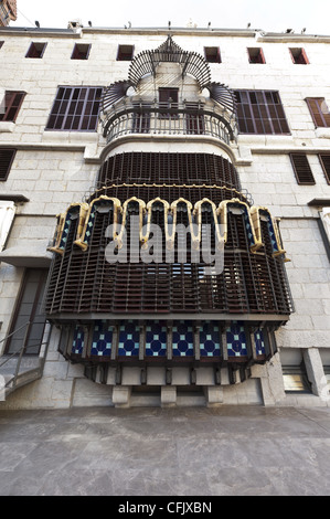 Details zu den Palau Güell ist ein Herrenhaus, entworfen von dem katalanischen Architekten Antoni Gaudi für Industriemagnat Eusebi Güell. Stockfoto