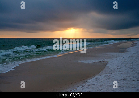 Die Sonne durchbricht an einem stürmischen Tag, Okaloosa Island, Florida. Stockfoto